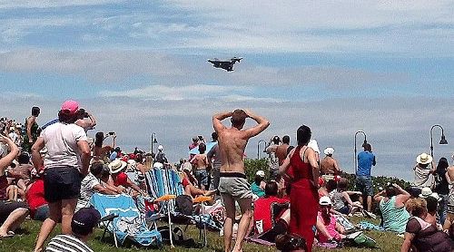 La carta de los yayoflautes de Gijn a la alcaldesa contra los aviones de matar del Festival Areo