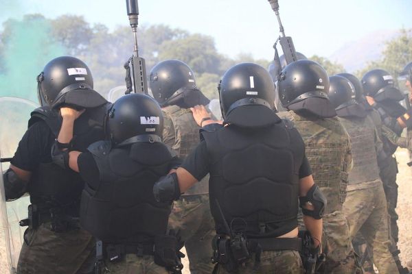 Los legionarios se entrenan para el «control de masas» con la ayuda de policas y guardias civiles