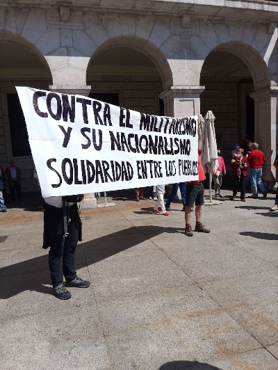  Antimilitaristas despliegan una pancarta en una jura de bandera en Santander