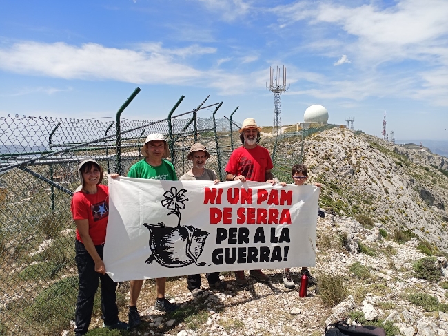 Antimilitaristas y ecologistas vuelven a la cumbre de Aitana