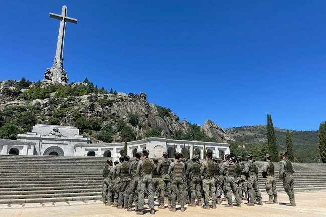  Una compaa del ejrcito acude a la franquista Cruz de los Cados para que bendigan su bandern