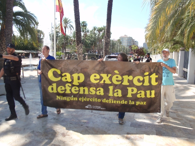 Antimilitaristas protestan en Elche contra un acto de exhibicin del ejrcito